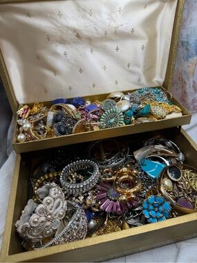 Vintage Jewel box full of jewelry #17TB